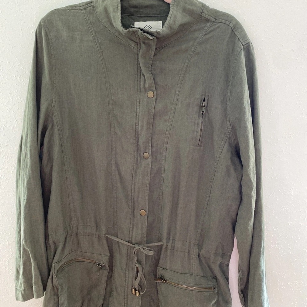 Olive Green Utility Jacket with Durable Fabric and Adjustable Fit